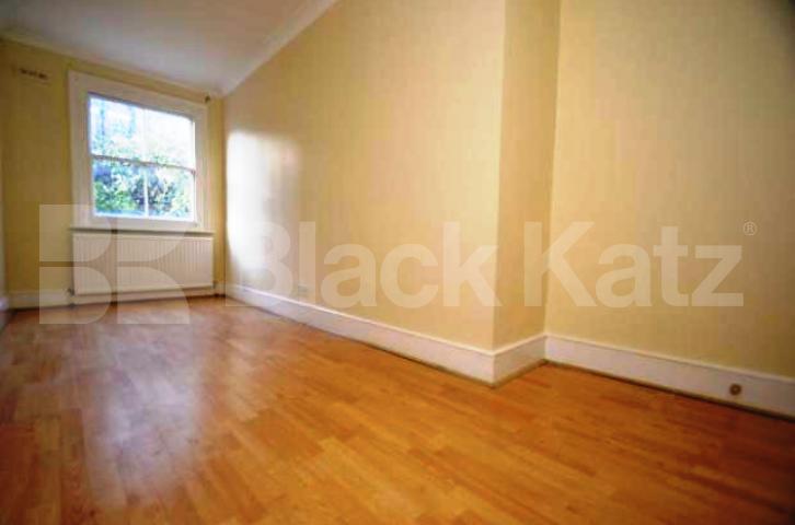 			GOOD FOR 3 SHARERS!, 2 Bedroom, 1 bath, 1 reception Flat			 Holloway Road, HOLLOWAY/ARCHWAY 